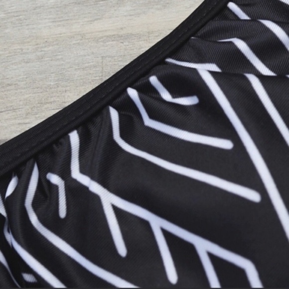 Off shoulder ruffled one piece swimsuit - Picture 3 of 4